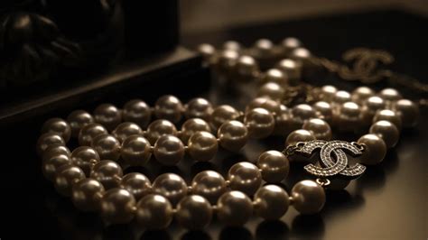 ketting voor aan chanel bril|De luxe en elegante Chanel parel ketting .